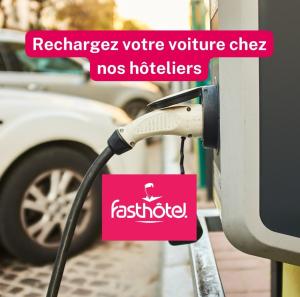 un câble de chargement est branché dans une station-service dans l'établissement Fasthotel L'Eldorado, à Sébazac-Concourès
