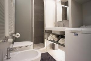 een badkamer met een toilet, een wastafel en een douche bij "La Casetta dei Ronchi" 300 mt dal mare - posto auto gratuito in Marina di Massa