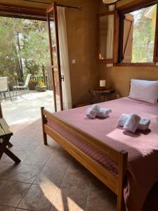 a bedroom with a large bed with towels on it at Kardama HideAway in Kato Amiandos