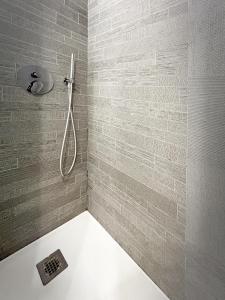 een badkamer met een douche met een weegschaal bij "La Casetta dei Ronchi" 300 mt dal mare - posto auto gratuito in Marina di Massa