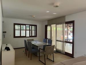 un comedor con mesa y sillas en una habitación en Pássaros, en Mata de Sao Joao