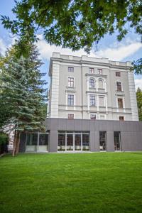 Vonkajšia záhrada v ubytovaní Hotel Alhambra