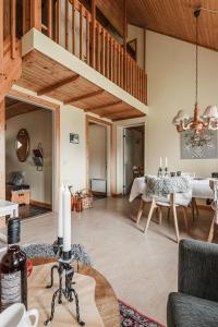 ein Wohnzimmer mit einem Tisch und einem Esszimmer in der Unterkunft Rödluvan in Mora