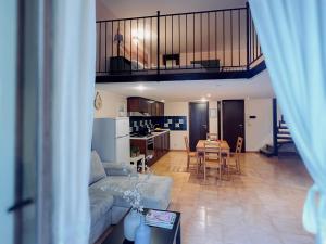 un soggiorno con divano e tavolo di Etna Home a Catania