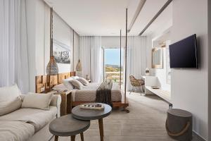 Nirome Luxury Suites في آداماس: غرفة معيشة مع أريكة وطاولة