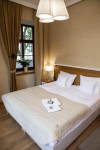Posteľ alebo postele v izbe v ubytovaní Hotel Alhambra