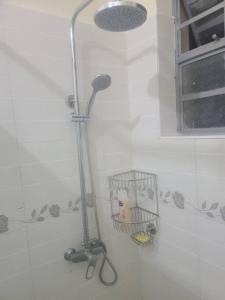 uma casa de banho com chuveiro em Vacay interprime villa #10 em Kitengela 