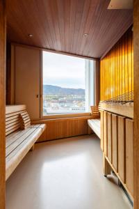 Zimmer mit 2 Etagenbetten und einem großen Fenster in der Unterkunft Optimum Apartment - Wolframplatz in Zürich
