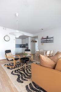 Η κουζίνα ή μικρή κουζίνα στο Top, cozy, lakeside, sauna and free indoor parking