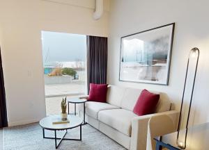 uma sala de estar com um sofá e uma mesa em Steveston Waterfront Hotel em Richmond