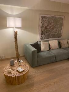 sala de estar con sofá y mesa en Cocotte au zoute, en Knokke-Heist