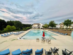 The swimming pool at or close to Oxford One Never Graduates