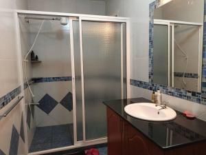 Ein Badezimmer in der Unterkunft Lakeside 2 Bed En-Suite- Milimani