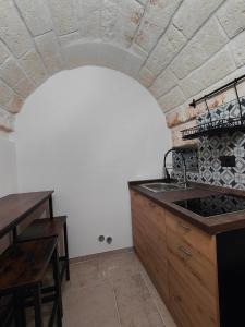 cocina con fregadero y encimera en Le Pietre Apartments, en Ostuni