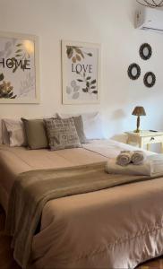 een slaapkamer met een groot bed met de woorden liefde bij Terrazas de Rondeau in Mendoza