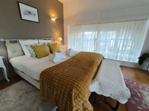 um quarto com uma cama grande com dois bichos de peluche em Exceptionnel-Spacieux-Vue mer Hendaye plage-Garage em Hendaye