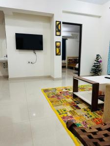 salon z telewizorem i dywanem w obiekcie Stays4you w mieście Baga
