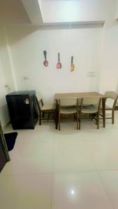 a room with a table and chairs on a wall at Stays4you in Baga