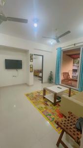 a living room with a couch and a tv at Stays4you in Baga