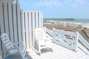 Balcon ou terrasse dans l'établissement Beachfront -Almost Heaven OCEANFRONT 2BR/2ba- FREE WIFI