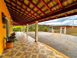 un patio al aire libre con pérgola de madera en Otima chacara c Wi-Fi e churrasq em Socorro SP, en Socorro