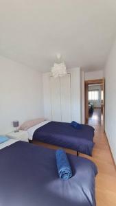 a bedroom with two beds with blue sheets at Apartamento Ifema Aeropuerto Metropolitano in Madrid