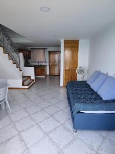 - une chambre avec un lit bleu et un escalier dans l'établissement Balcón del Infinito, à Santa Marta