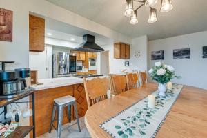 uma cozinha e sala de jantar com uma mesa de madeira em Family-Friendly Winston Vacation Rental with Deck! em Winston
