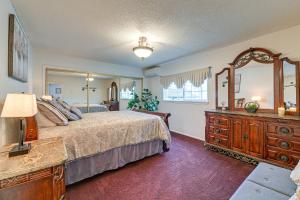 um quarto com uma cama, uma cómoda e um espelho em Family-Friendly Winston Vacation Rental with Deck! em Winston