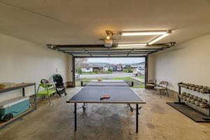 una habitación con dos mesas de ping pong. en Family-Friendly Winston Vacation Rental with Deck! en Winston