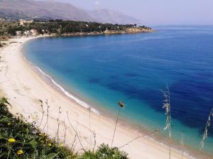 a view of a beach with the blue water at Le Tartane B&b Guidaloca in Castellammare del Golfo