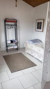 um quarto com uma cama e um espelho na parede em Linda Casa Inteira c/ Acesso a Praia do Campeche em Florianópolis