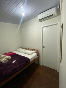 um quarto com uma cama e ar condicionado em Terra Encantada Pousada Fernando de Noronha em Fernando de Noronha