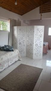 a bedroom with a bed and two wardrobes at Linda Casa Inteira c/ Acesso a Praia do Campeche in Florianópolis