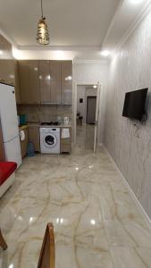 ครัวหรือมุมครัวของ Baku apartment