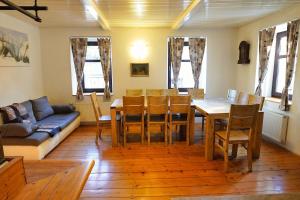 ein Wohnzimmer mit einem Tisch, Stühlen und einem Sofa in der Unterkunft Jacobs 4 Bedroom Private House in Kranjska Gora