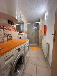 cocina con lavadora y secadora en una habitación en Ubytování Rozsochy en Rozsochy