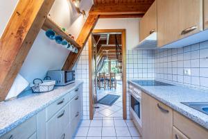 Kuchyň nebo kuchyňský kout v ubytování Lütt Hus - Zeltdachhaus in Strandnähe
