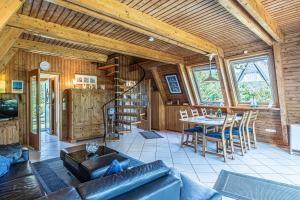Posezení v ubytování Lütt Hus - Zeltdachhaus in Strandnähe