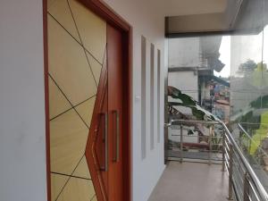 Habitación con puerta y balcón. en Spacious 2BHK Near Airport, en Kochi
