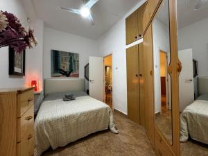 バレンシアにあるRuzzafa Codrutのベッドルーム1室(ベッド2台、鏡付)