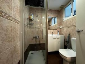 y baño con ducha, aseo y lavamanos. en Ruzzafa Codrut, en Valencia
