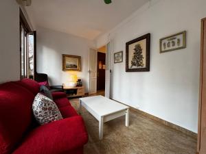 バレンシアにあるRuzzafa Codrutのリビングルーム(赤いソファ、テーブル付)