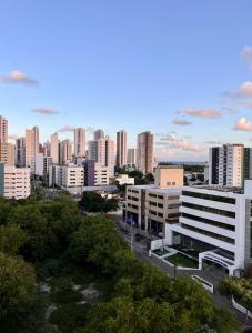 a city skyline with tall buildings in the background at Flat em Boa Viagem in Recife