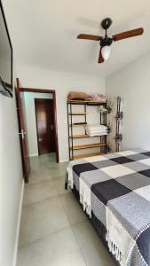 Un pat sau paturi într-o cameră la Apto quase pé na areia Bombinhas-SC