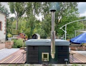 a outdoor grill with a smoker in a yard at Moon River in Saint-Junien