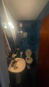 baño de azulejos azules con lavabo y aseo en Dpto de Categoria Playa Grande en Mar del Plata