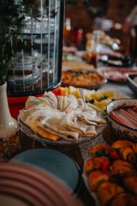 una mesa llena de comida en una mesa en Kosowisko, en Miłki