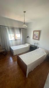 1 dormitorio con 2 camas en una habitación en Dpto de Categoria Playa Grande en Mar del Plata