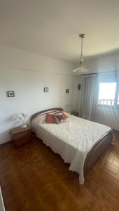 1 dormitorio con cama y ventana en Dpto de Categoria Playa Grande en Mar del Plata